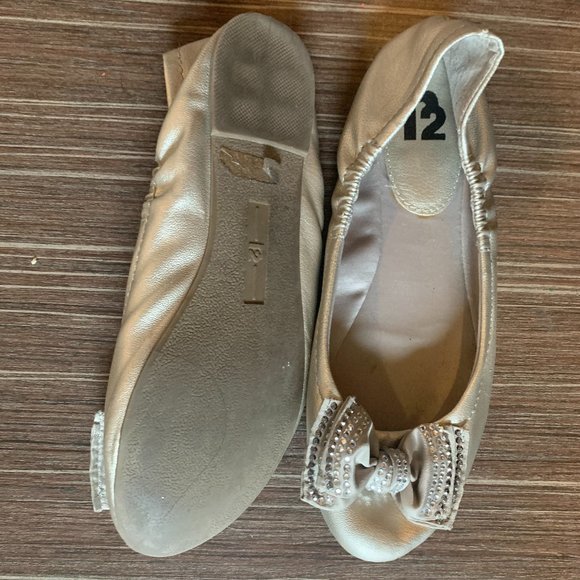 Well-Worn Ladies Shoes-- flats - Picture 4 of 4